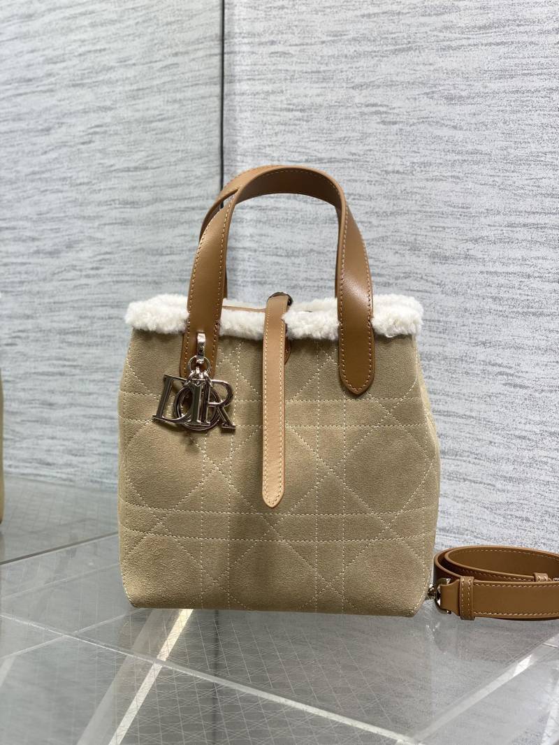 Сумка Dior с меховой отделкой и логотипом