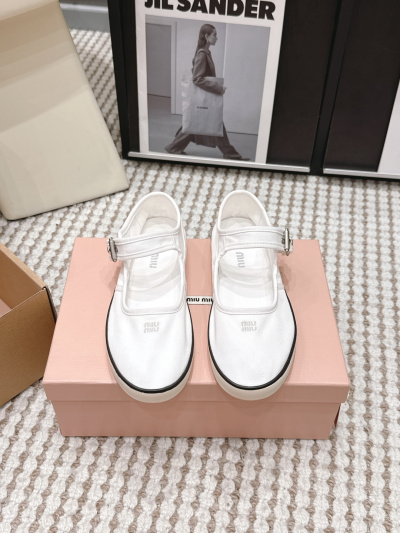 Белые женские туфли с ремешком Miu Miu