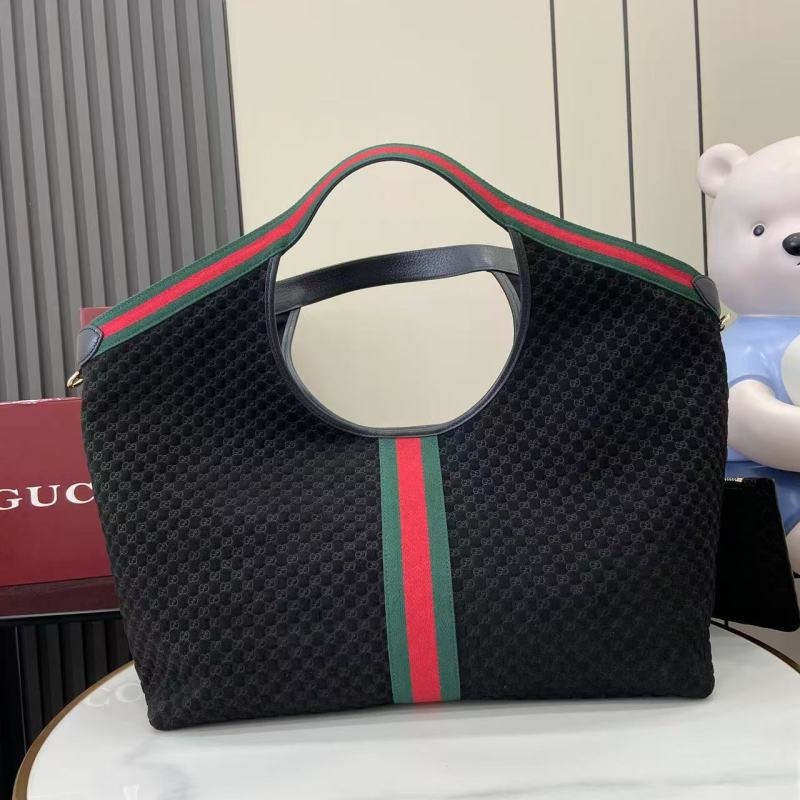 Сумка Gucci с монограммой и ремешком