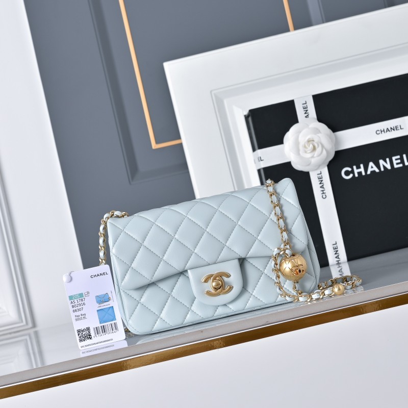 Дамская сумка-клатч с цепочкой и золотым шаром Chanel