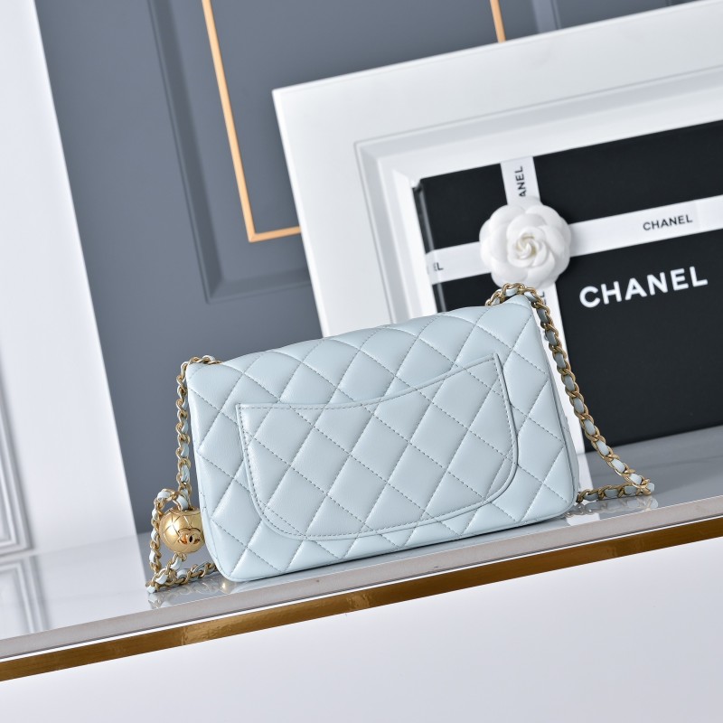Дамская сумка-клатч с цепочкой и золотым шаром Chanel