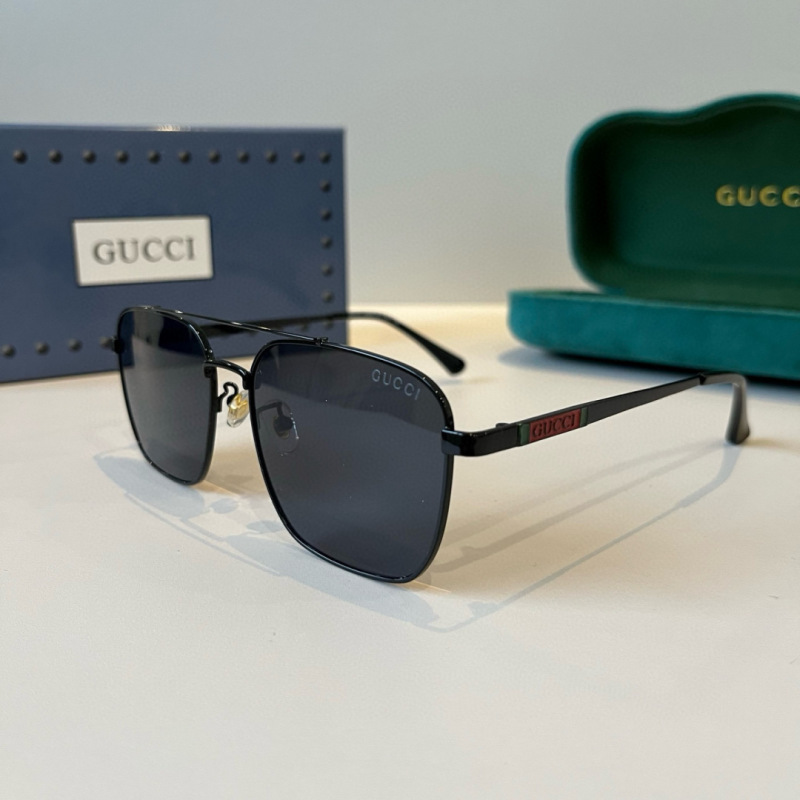 Солнцезащитные очки Gucci в комплекте с футляром