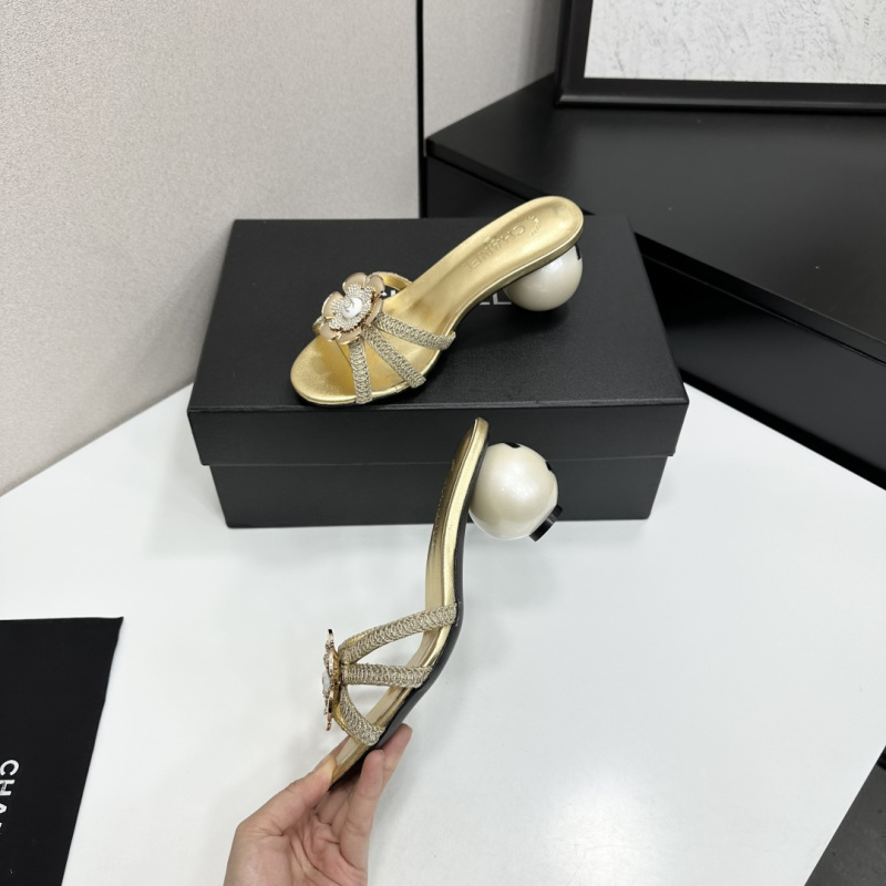 Женские сабо золотистого цвета с шаровидным каблуком и декором Chanel