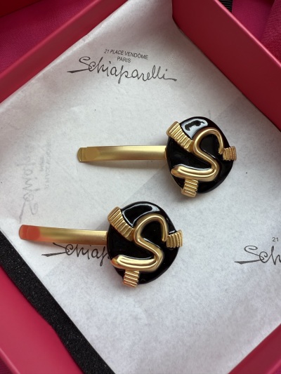 Брошь Schiaparelli в виде буквы S
