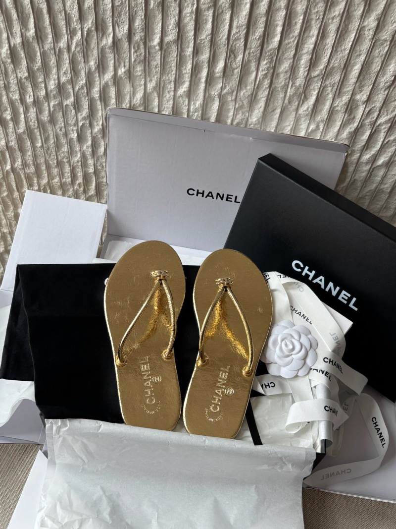 Золотые женские шлепанцы Chanel