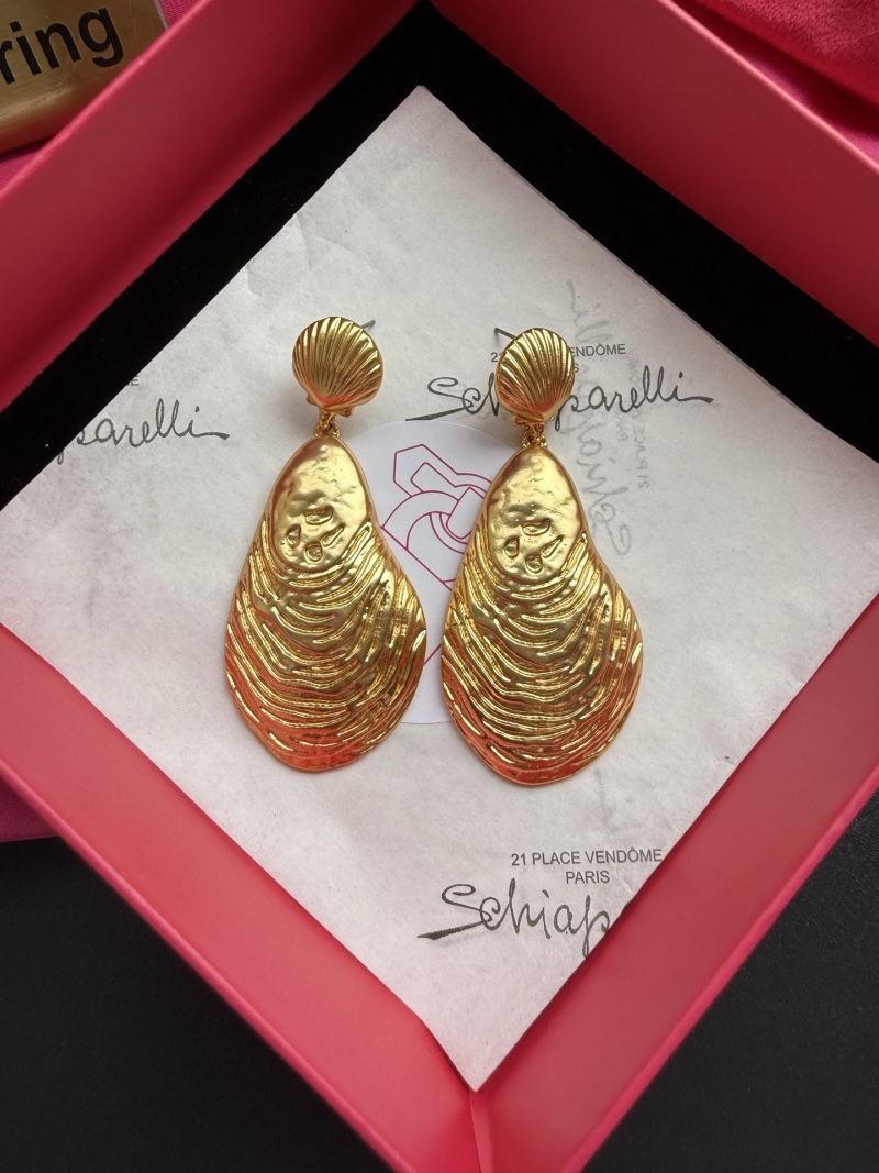 Золотистые серьги в форме мидии Schiaparelli