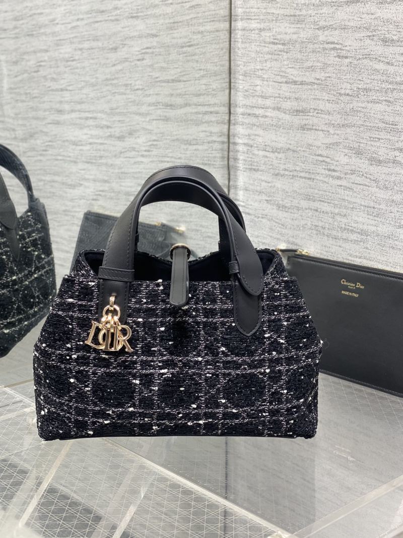 Сумка Dior с тканевым плетением и кожаной ручкой
