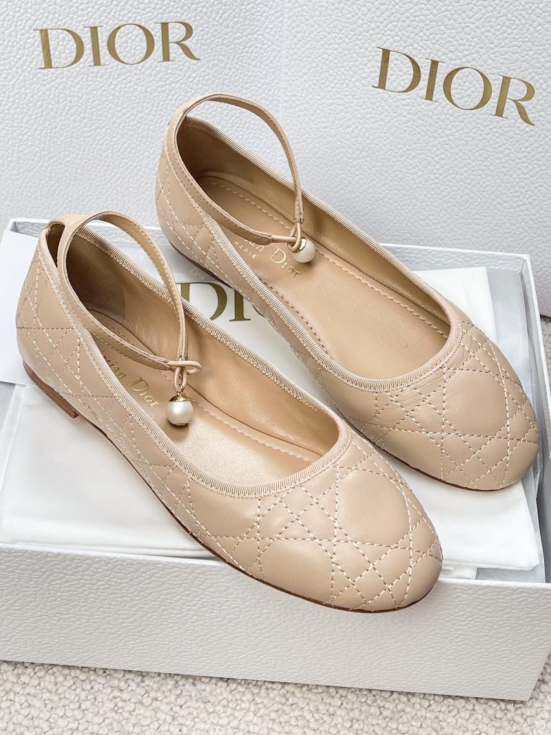 Женские бежевые балетки с жемчужным украшением Dior