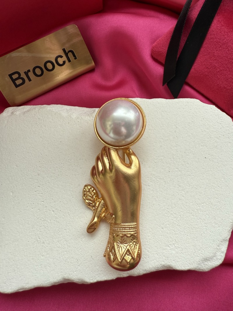 Брошь в виде руки с жемчугом Schiaparelli