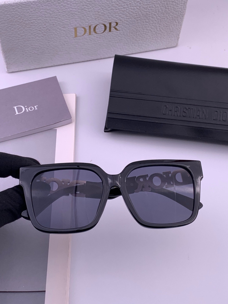 Солнцезащитные очки DIOR в массивной оправе