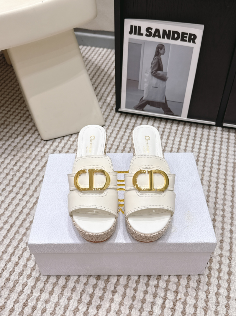 Женские белые сабо с золотым логотипом Dior