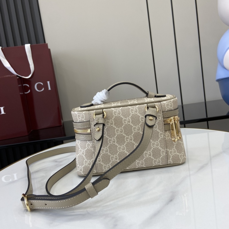 Косметичка Gucci с монограммой и ремешком