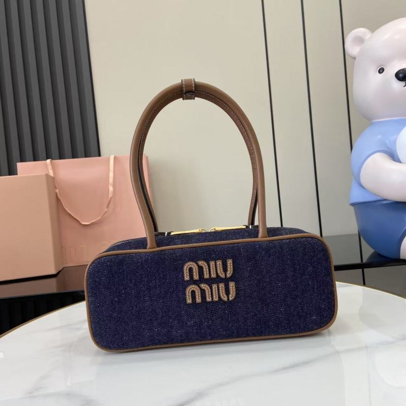Сумка Miu Miu из денима с кожаной ручкой