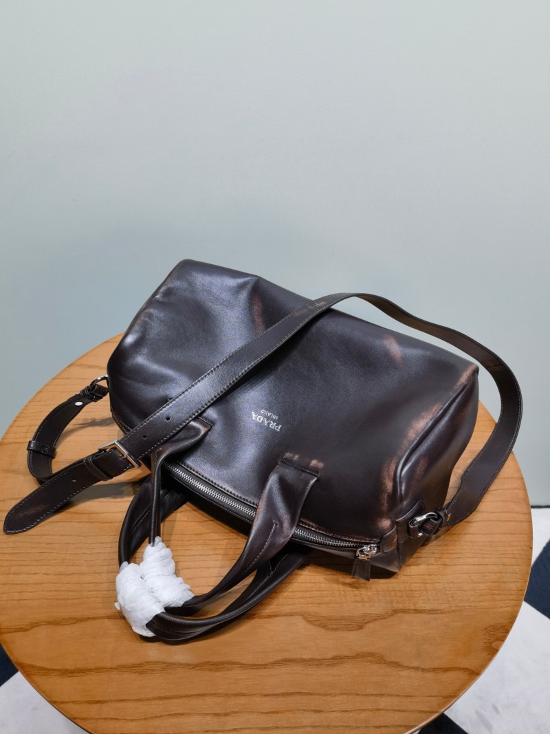 Сумка Prada из состаренной кожи