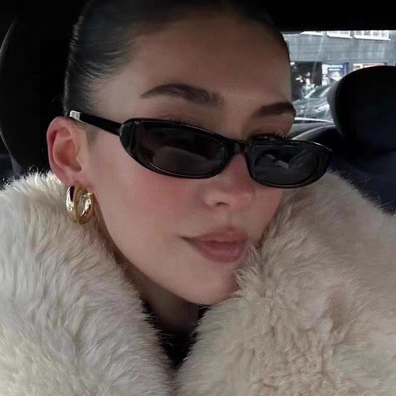 Черные солнцезащитные очки Saint Laurent овальная форма