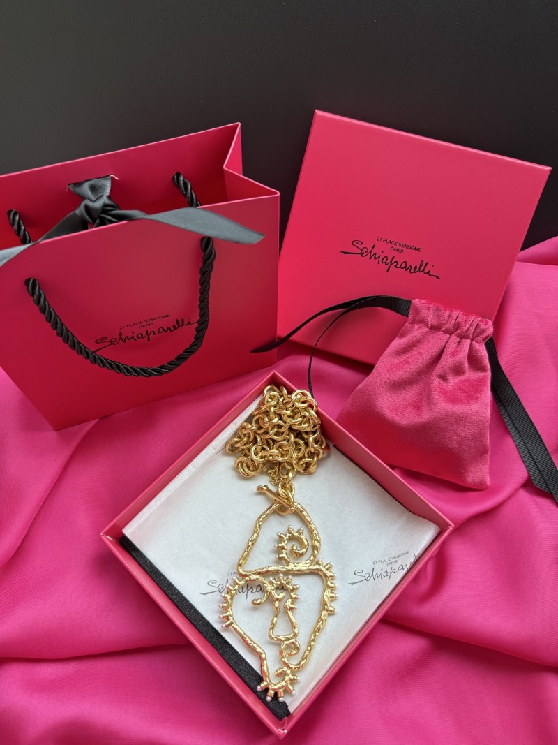 Золотистое колье с декоративным подвесом Schiaparelli