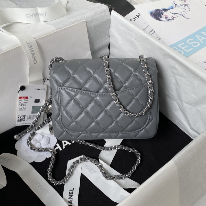 Женская серая сумка с цепочкой и шаром Chanel