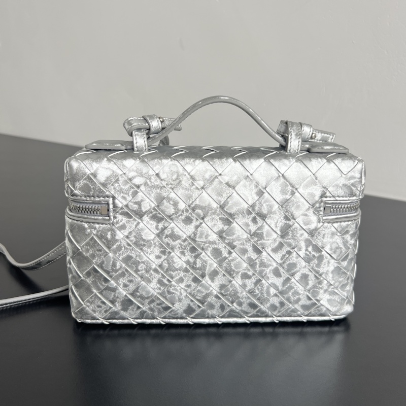 Винтажная косметичка Bottega Veneta серебристая плетеная