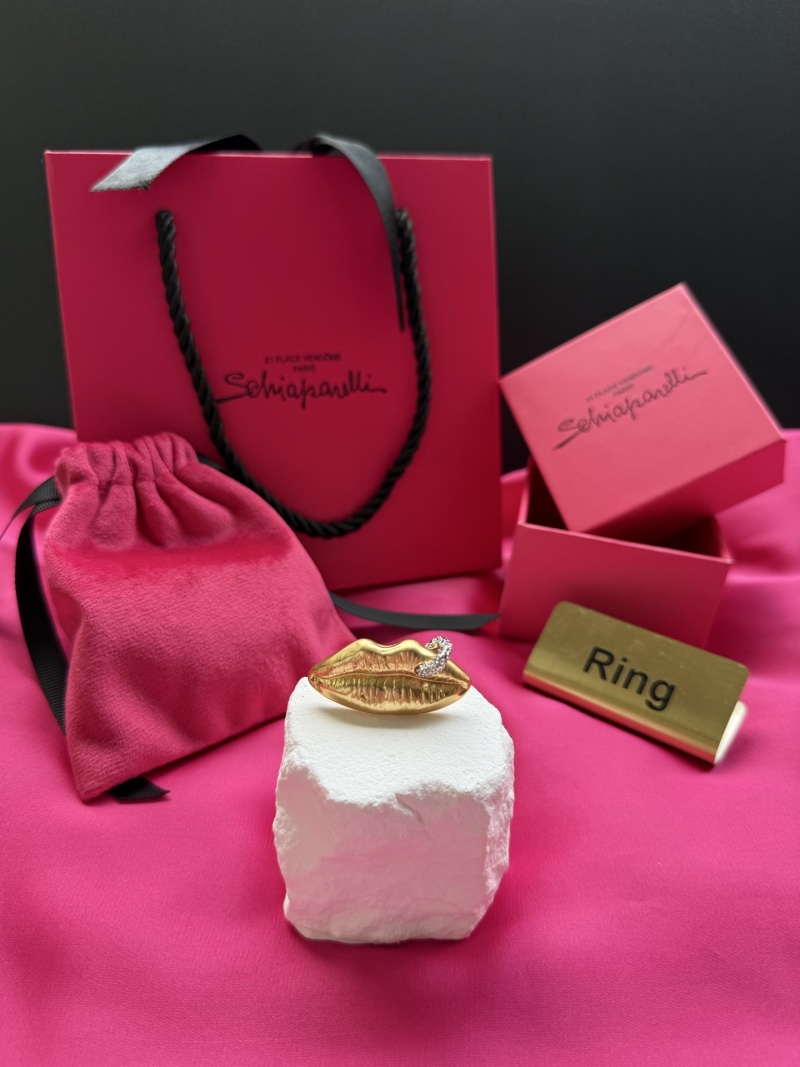 Кольцо в форме губ с кристаллом Schiaparelli