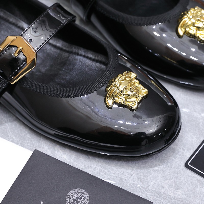 Черные лаковые туфли с декором Медузы Versace
