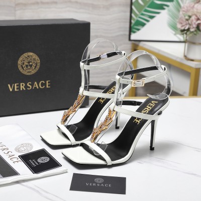 Женские туфли-сандалии Versace с V-образной пряжкой на высоком каблуке