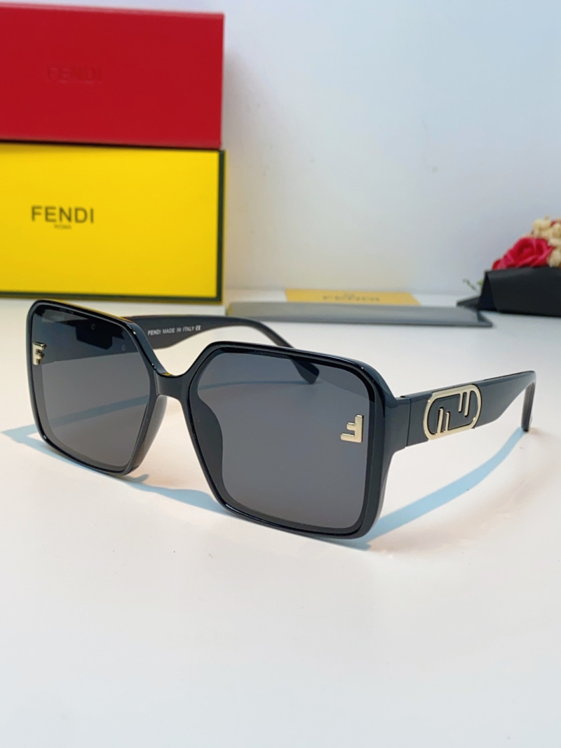 Солнцезащитные очки Fendi P100