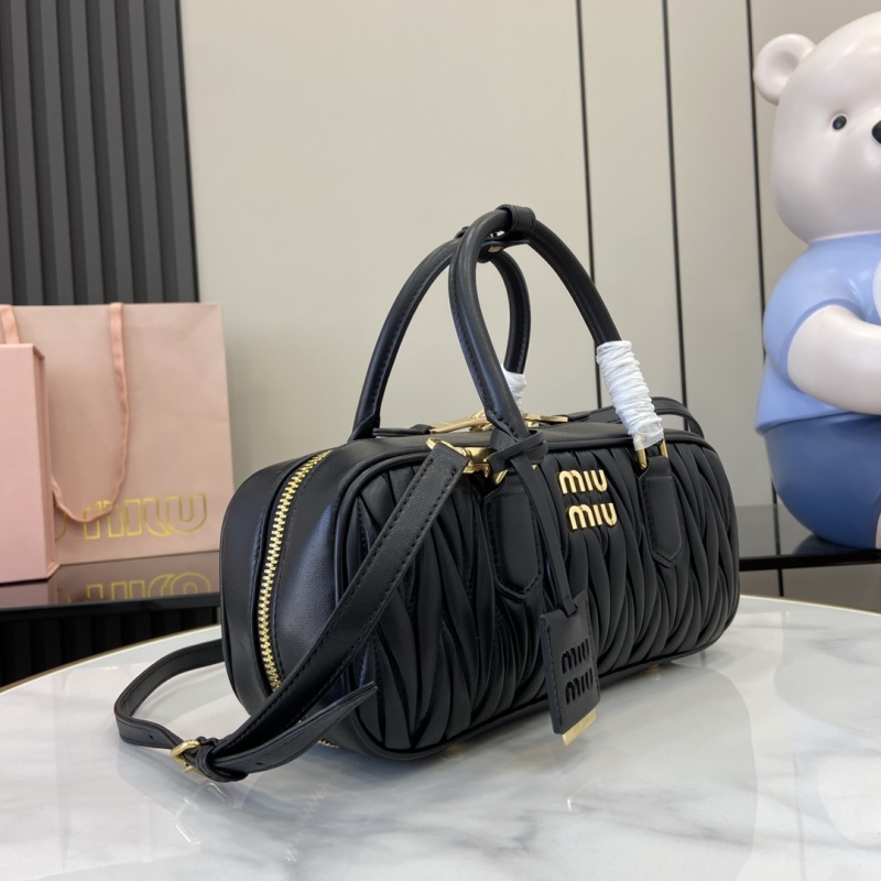 Черная сумка Miu Miu с золотым логотипом
