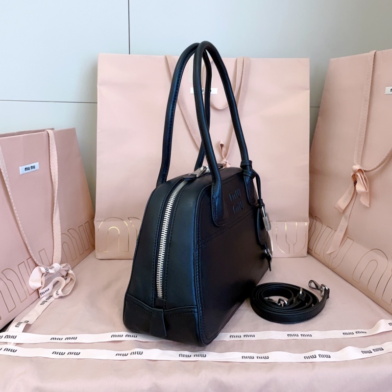 Чёрная сумка Miu Miu с логотипом