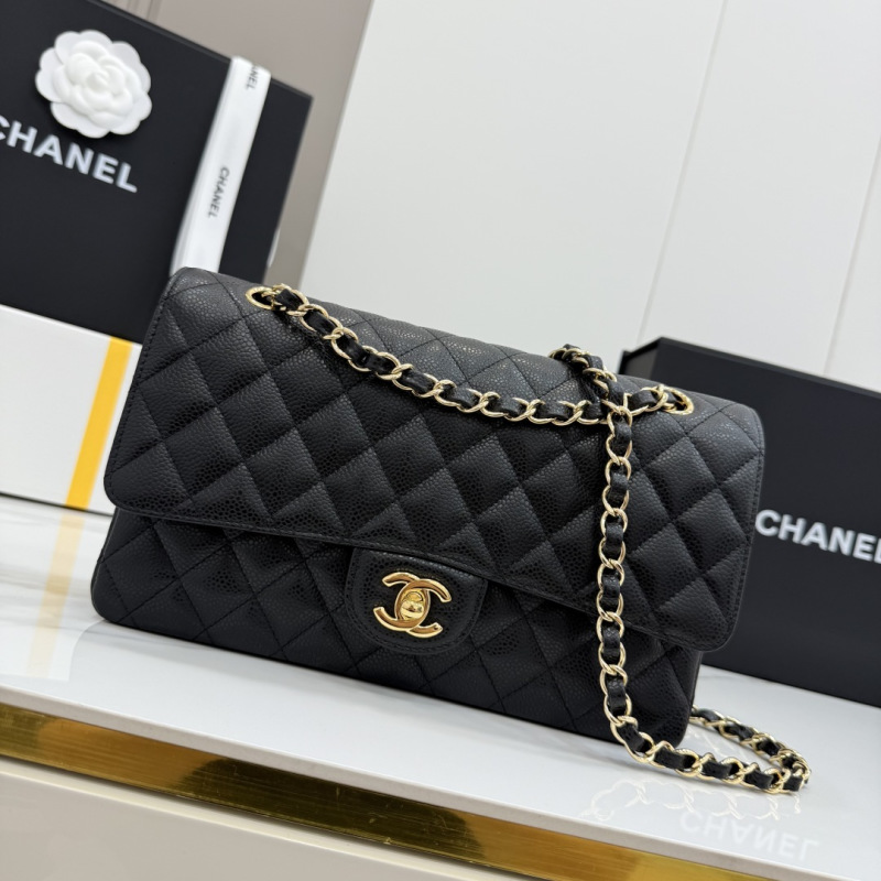 Чёрная кожаная сумка Chanel с цепочкой