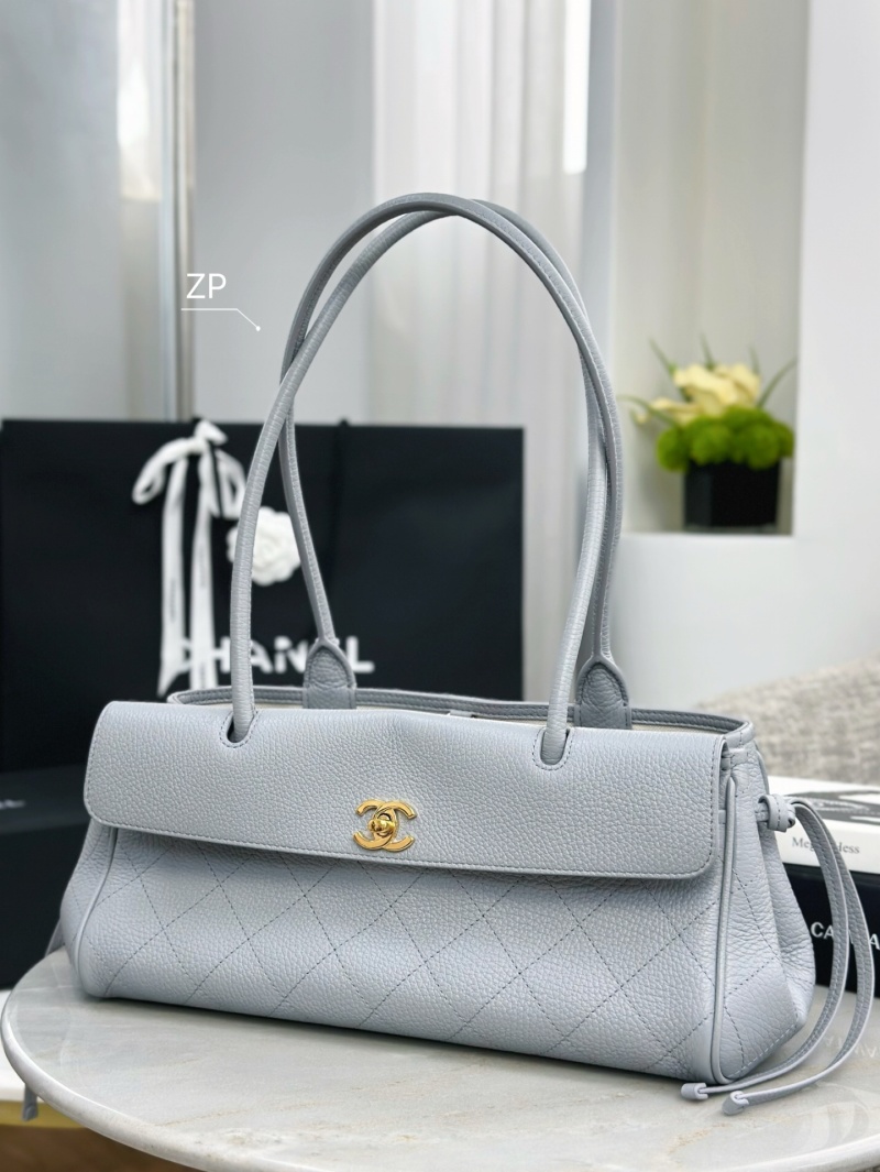 Сумка женская светло-серая с декоративной фурнитурой Chanel