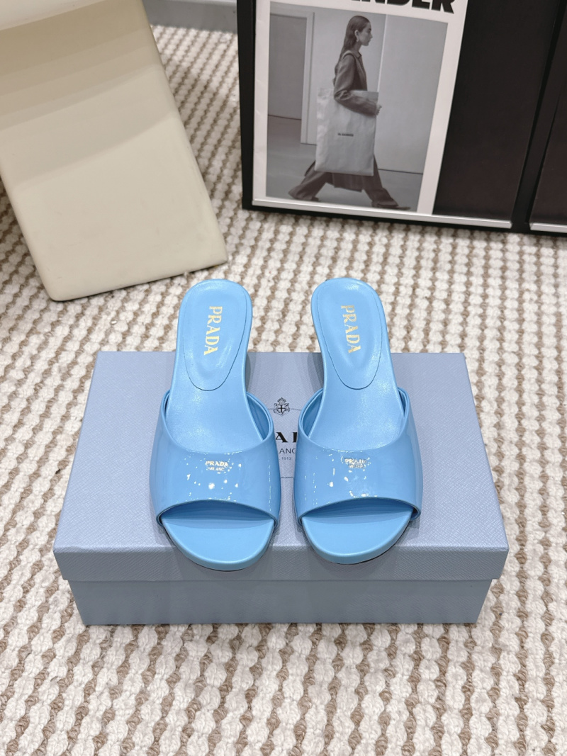 Бирюзовые глянцевые сандалии Prada
