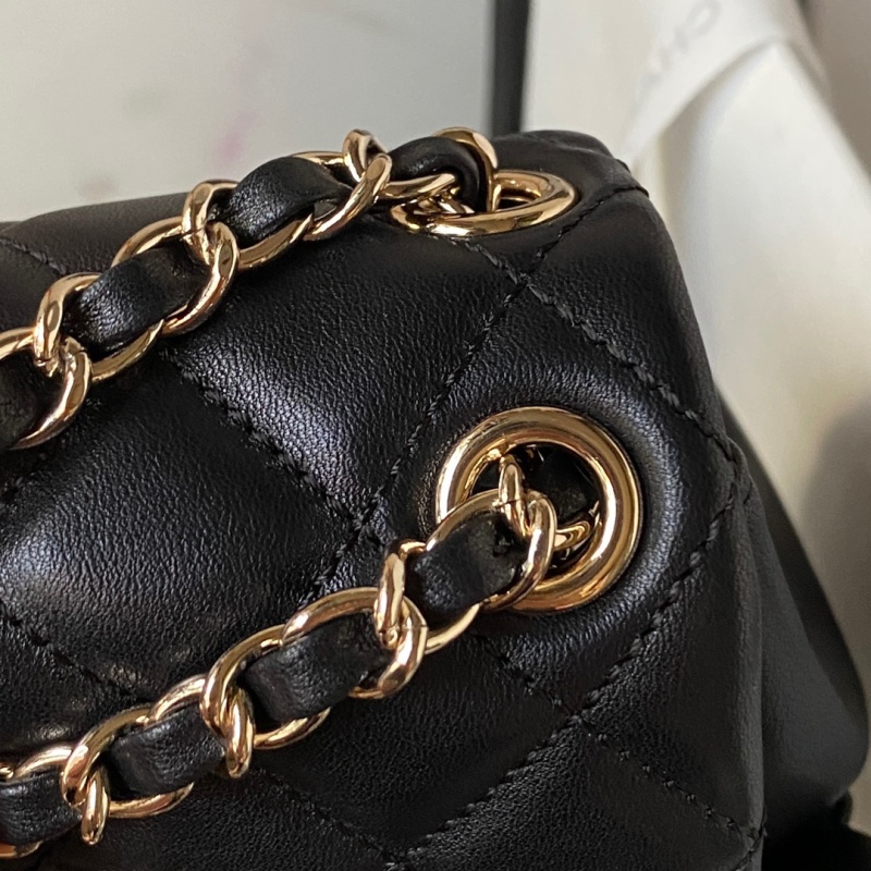 Черный мини-рюкзак со стеганым декором и золотой фурнитурой Chanel