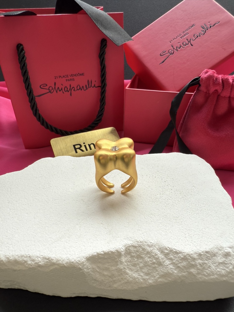Золотистое кольцо с кристаллом Schiaparelli