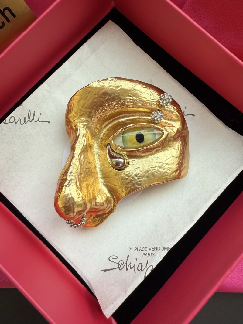 Брошь в виде маски с глазом Schiaparelli