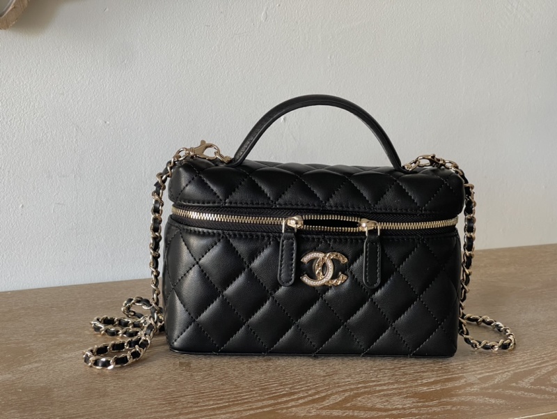 Черная сумка Chanel из бархатистой кожи с золотой фурнитурой