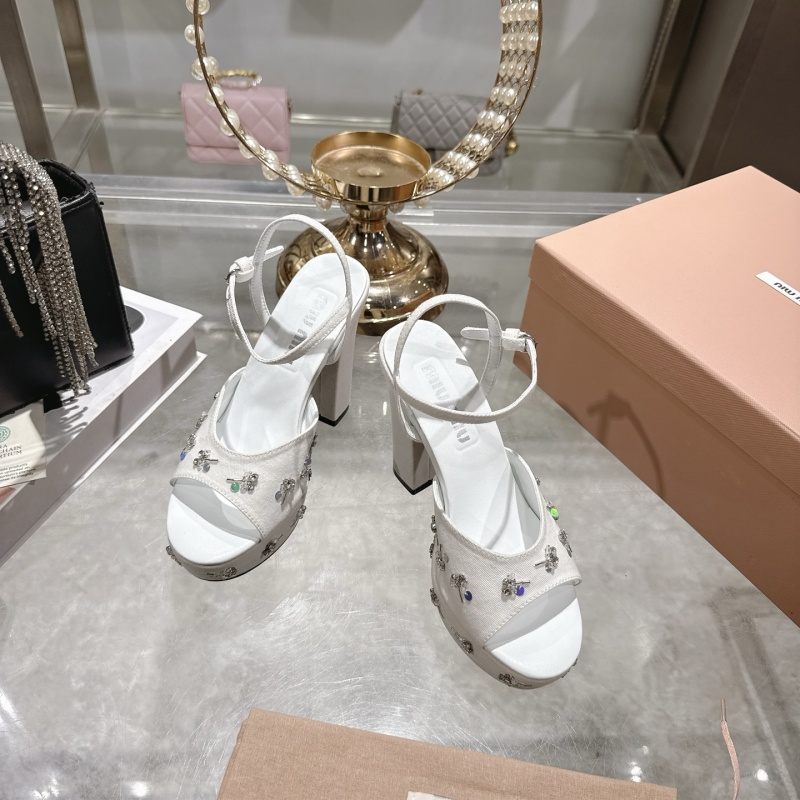 Белые сандалии Miu Miu с декором из стразов на каблуке