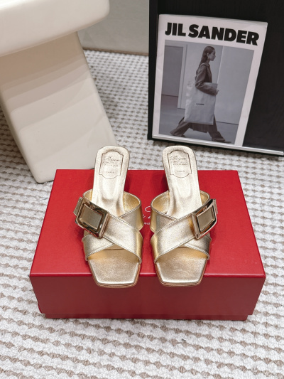 Женские золотые босоножки Roger Vivier с квадратной пряжкой