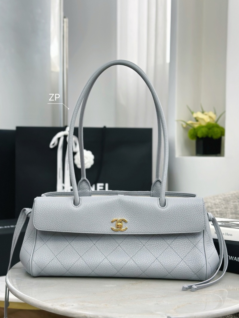 Сумка женская светло-серая с декоративной фурнитурой Chanel