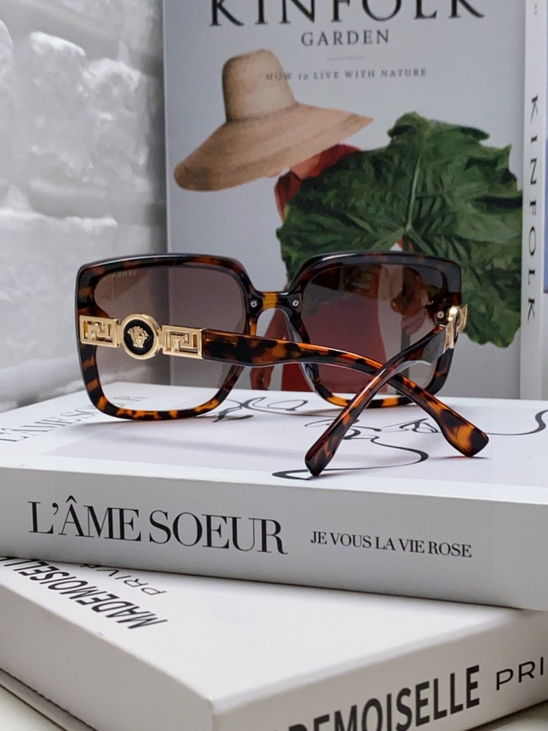 Женские солнцезащитные очки Versace с черепаховой оправой
