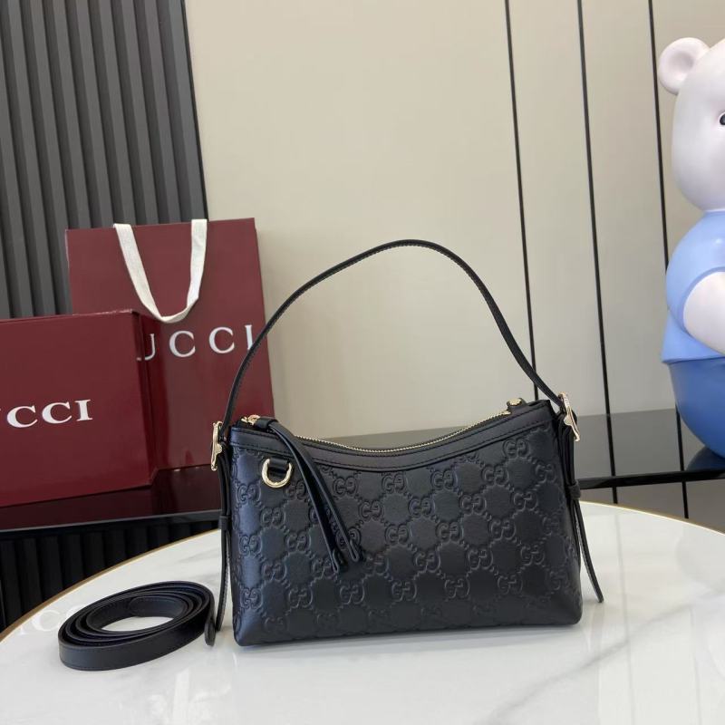 Черная сумка Gucci с тиснением