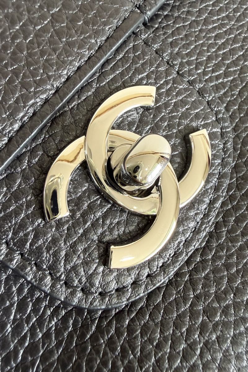 Чёрная кожаная сумка с декоративным замком Chanel