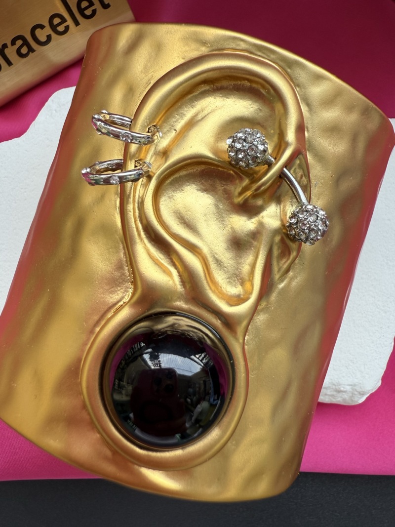 Браслет в виде уха Schiaparelli