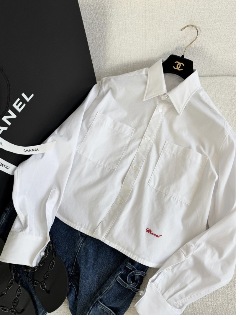 Короткая белая рубашка с карманами и вышивкой Chanel
