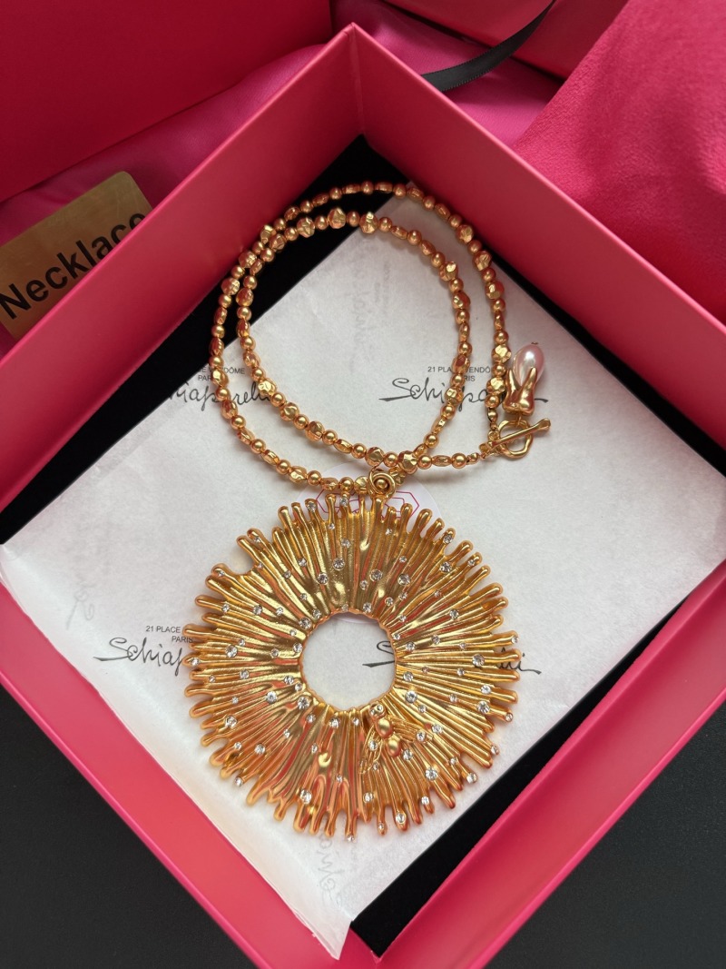 Золотистое колье с декоративными элементами Schiaparelli