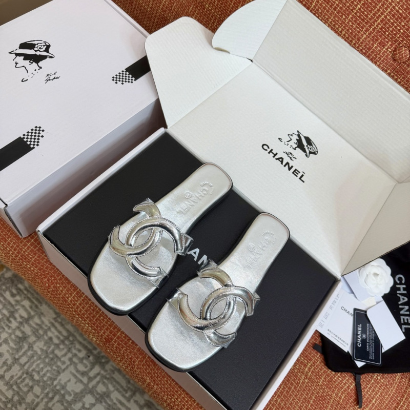 Сандалии женские серебристые с двойным логотипом Chanel