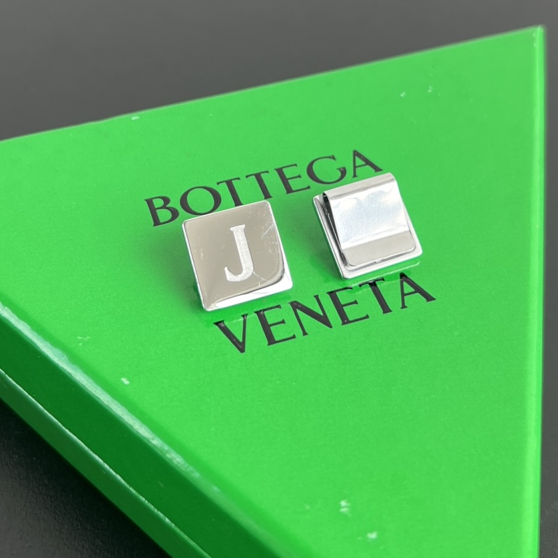 Зажим-подкова Bottega Veneta с буквой J