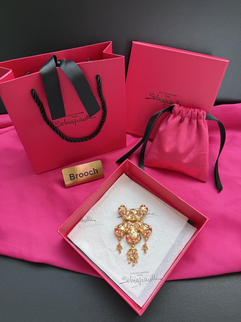 Брошь Schiaparelli в виде лягушки