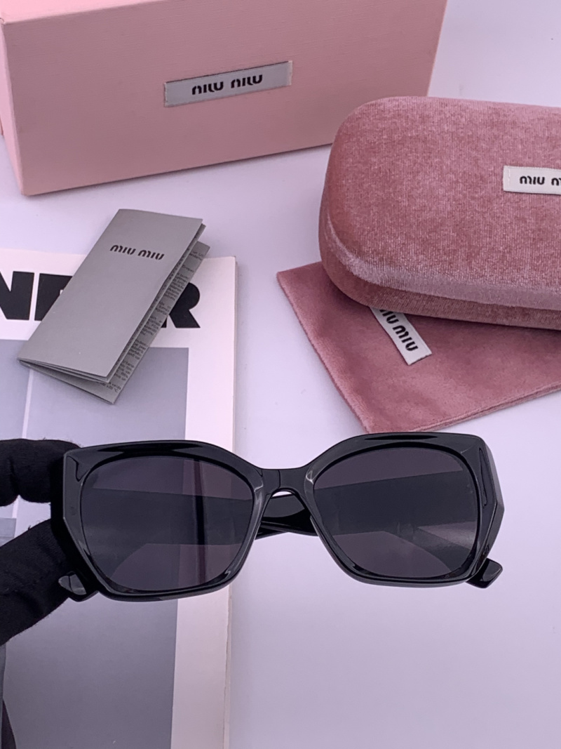 Солнечные очки Miu Miu