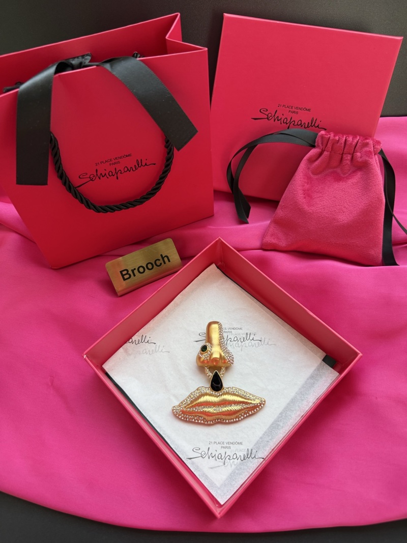 Брошь Schiaparelli в виде губ с кристаллами