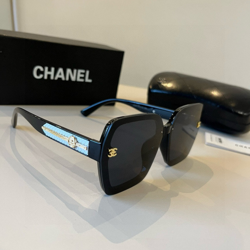 Солнцезащитные очки Chanel